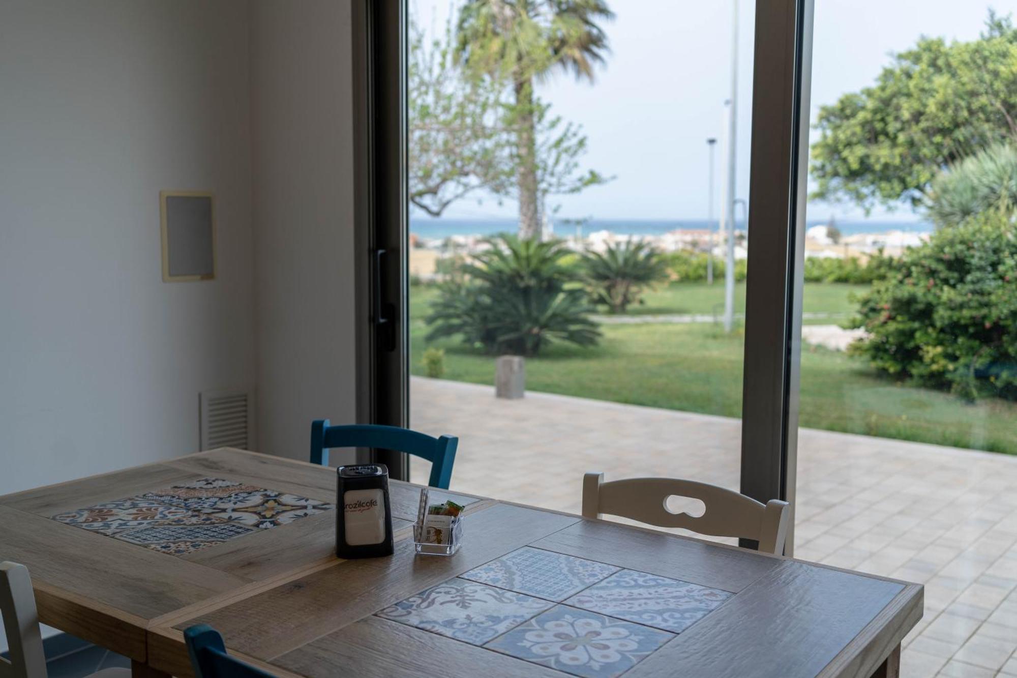 Sikelika Residence Sul Mare Scoglitti Bagian luar foto